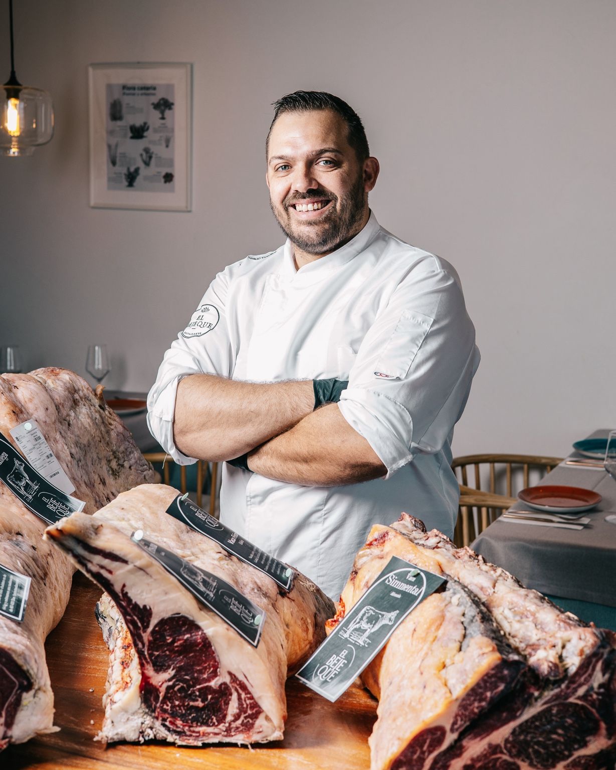 Ayoze Valido junto a las piezas de carne madurada del restaurante